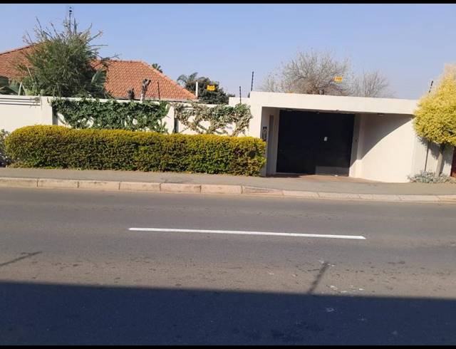 4 BEDROOM HOUSE FOR SALE IN SYDENHAM